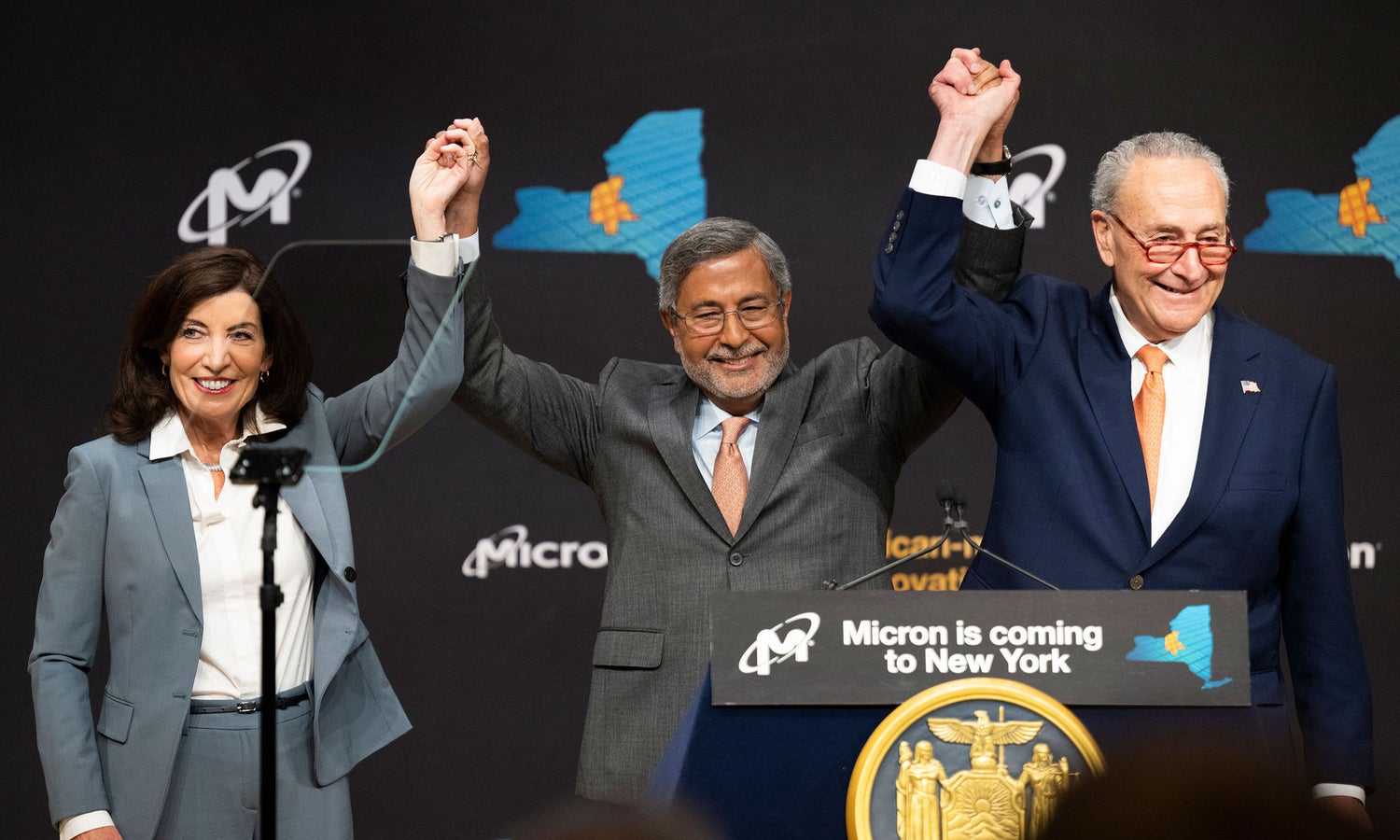 Photo 07 from the New York signing event